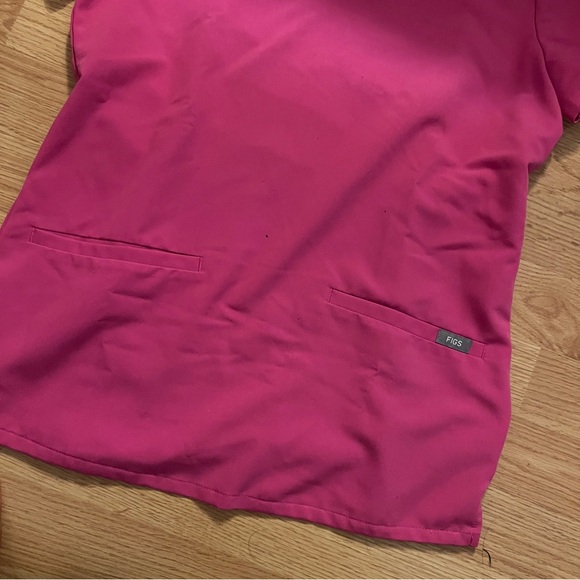 FIGS Women's Casma Three-Pocket Scrub Top - Picture 4 of 5